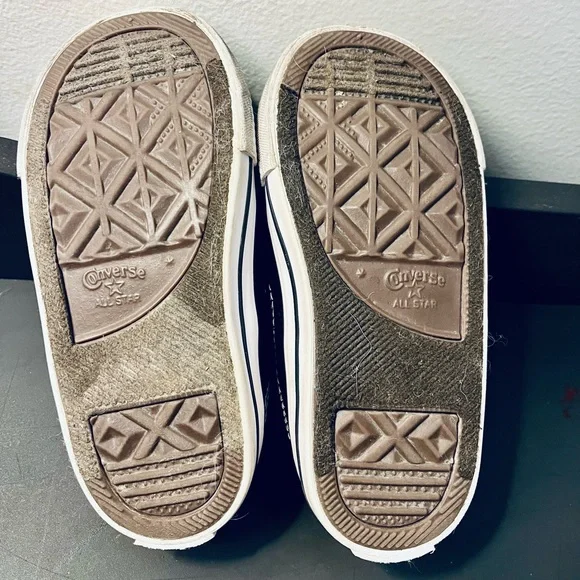 Converse Black and White Low-Tops - Kids size 8 - Picture 7 of 8
